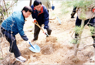 생명의 나무 100만그루심기 식목행사에 참석