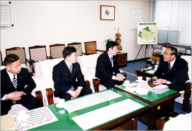 마이크로네시아 시장 일행을 접견하고 환담