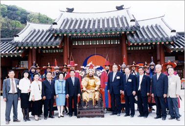 화성행궁에서 개최된 일요일상설 한마당 행사에 참석