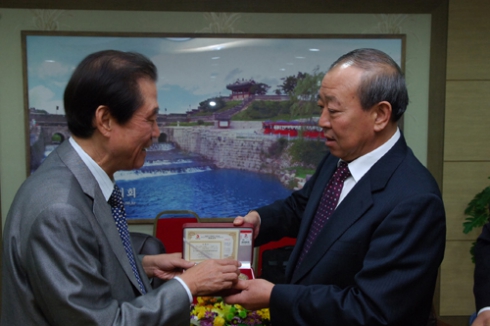 중국 산동성 지난시의 옌롱주(焉榮竹) 당서기 등 대표단 접견