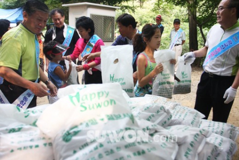 광교산 흙나르기 캠페인- 수원일보