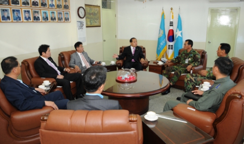 공군 제10전투비행단을 방문
