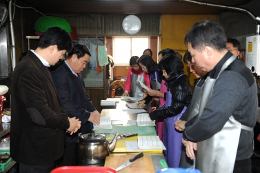  부의장님 팔달산 노숙자 쉼터 위문 (1)