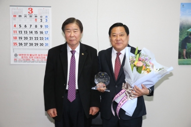 수원시의회 김진관 의장 수원시보훈단체연합회 감사패 받아
