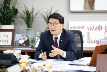 3.2 김기정 부의장 산수화 기자단 인터뷰