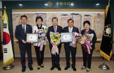 김진관 의장, 박순영 의원 대한적십자사 회장 표창 수여