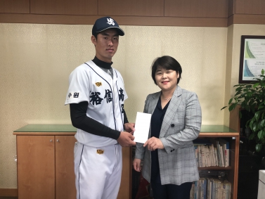 8.1 유신고 격려금 전달식