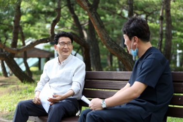 7.7 김기정 부의장 산수화 기자단 인터뷰