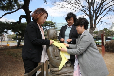 수원시의회 문화복지교육위 여성 의원들, 소녀상 봄단장