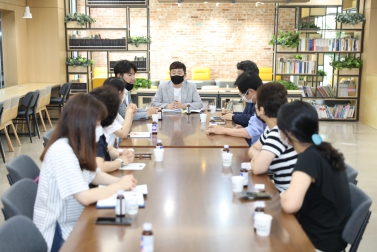 8.18 김영택의원 광교 웰빙국민체육센터 민원인과 대화