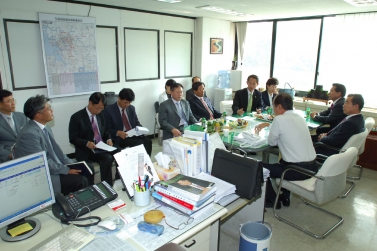 광교특위 도로공사에 시민 서명부 전달