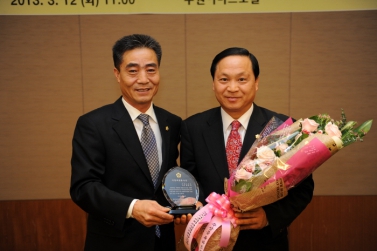 황용권운영위원장 의정봉사상 수상