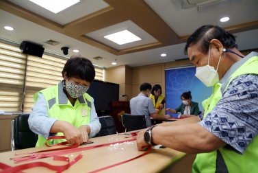 9.3 마스크 목걸이 줄 만들기 자원봉사