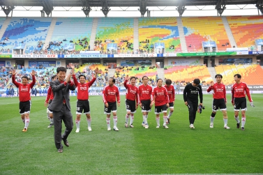 아이돌 스타축구단과 친선경기