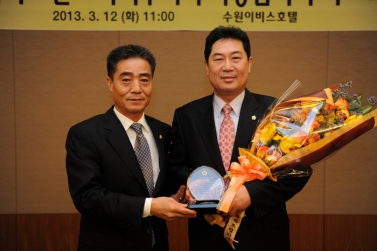 민한기부의장 의정봉사상 수상