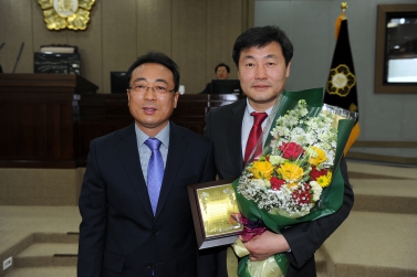 제303회 임시회 제2차 본회의 이대영위원장 의정봉사대상 수상