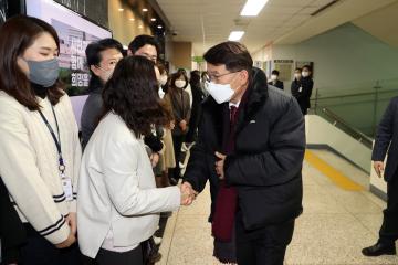 20230103 김기정 의장 의회사무국 직원들과 수인사