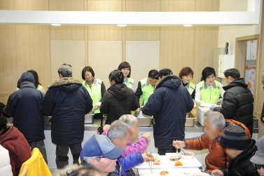 수원시의회 의원봉사단 무료급식봉사