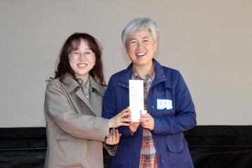 20240413 중등 수원칠보산자유학교 10주년_윤경선 의원 감사패 수상