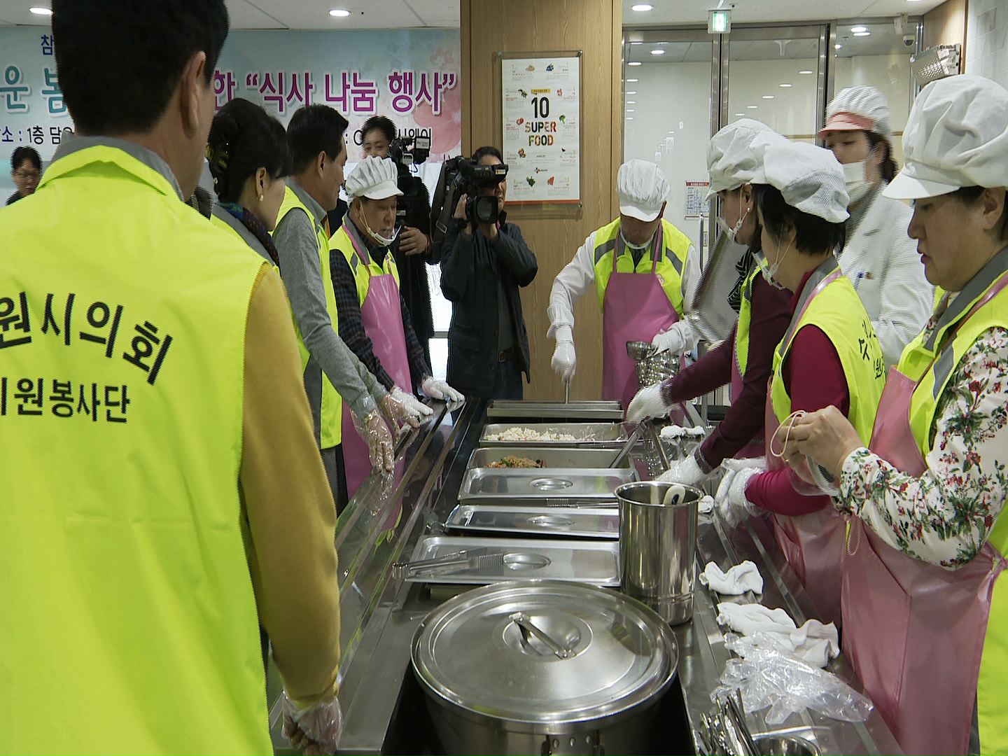 수원시의회 의원봉사단 배식봉사